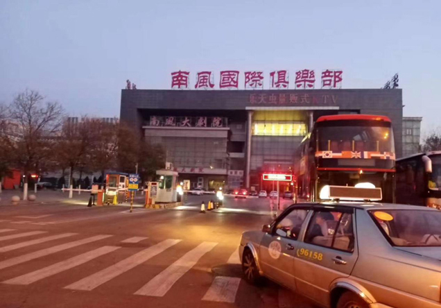 让夕阳更红更美——时尚造型班助力老年大学歌舞晚会