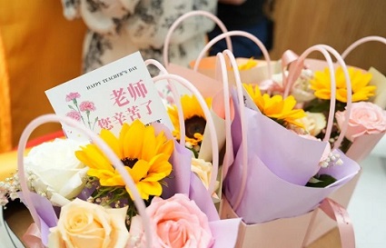 锦旗飘扬，感恩满溢——统丽学校收获毕业生深情致谢